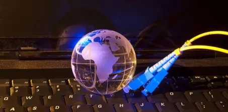 Jakie prędkości oferuje Internet światłowodowy i jakie to ma znaczenie dla użytkowników?